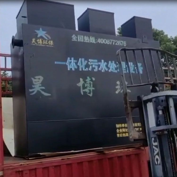 江苏常熟育才学校2.5-1-2米MBR一体化污水处理设备到货吊装就位
